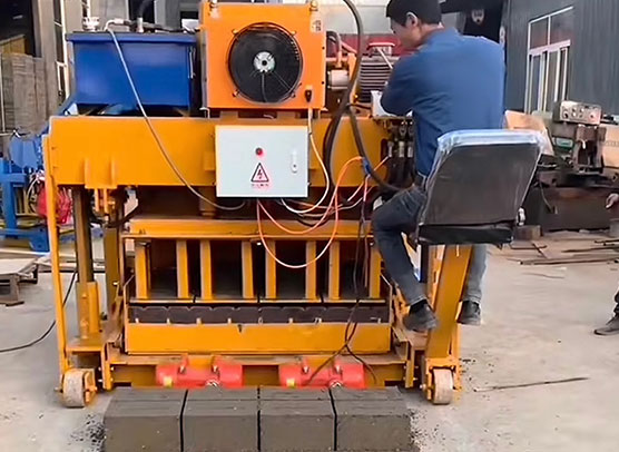 Small-Mobile-Brick-Making-Machine—QMY6-20-04