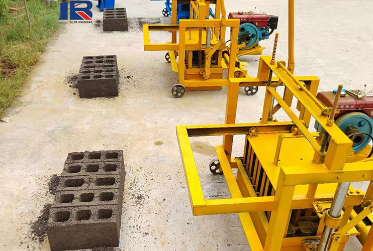 Small Mobile Brick Making Machine - Diesel Fuel QMY2-40