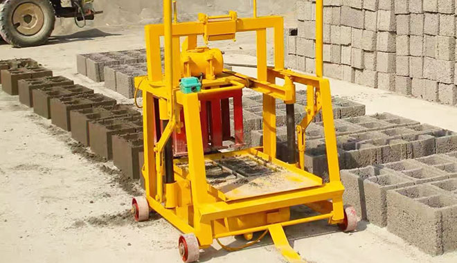 Small-Mobile-Brick-Making-Machine—Diesel-Fuel-QMY2-40-03