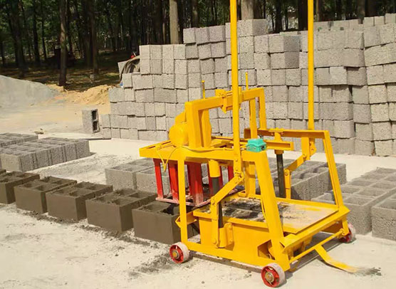 Small-Mobile-Brick-Making-Machine—Diesel-Fuel-QMY2-40-04